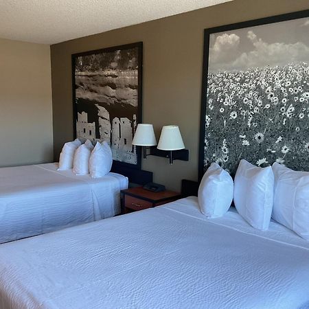 Super 8 By Wyndham Colorado Springs Airport Motel Eksteriør billede