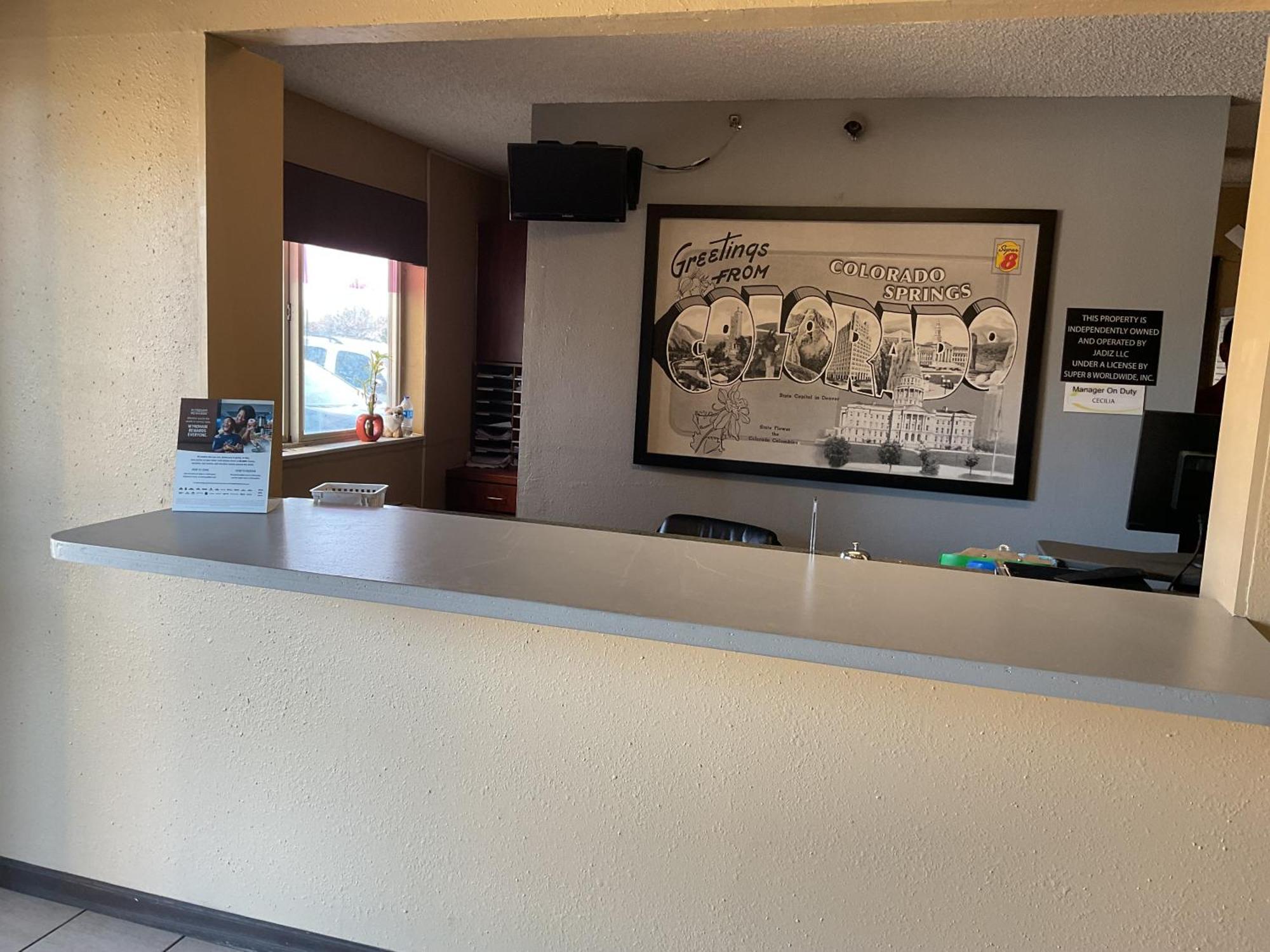 Super 8 By Wyndham Colorado Springs Airport Motel Eksteriør billede